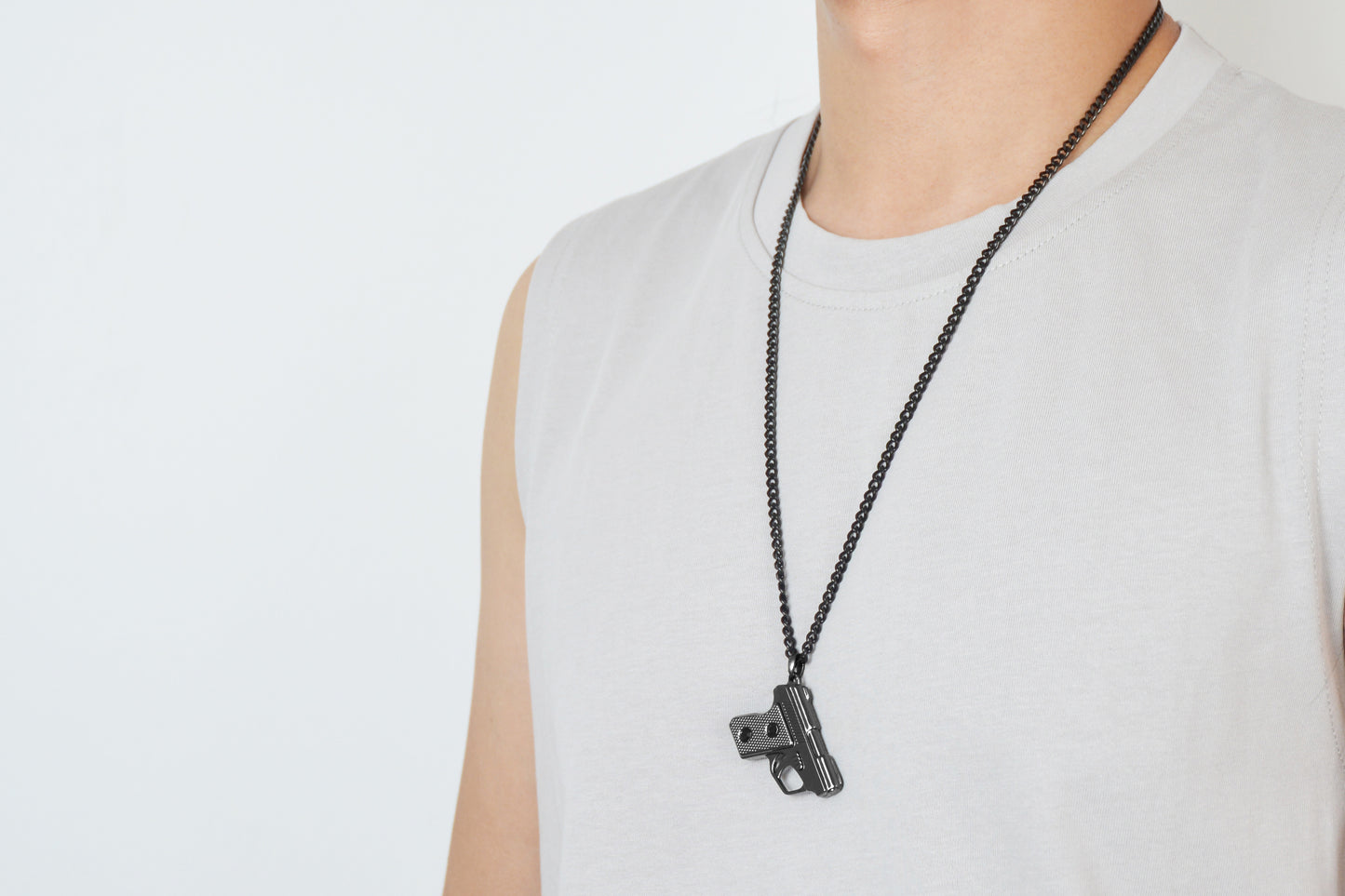 Pistol-shaped alloy sweater chain, fashionable, high-end, creative, exquisite birthday gift.