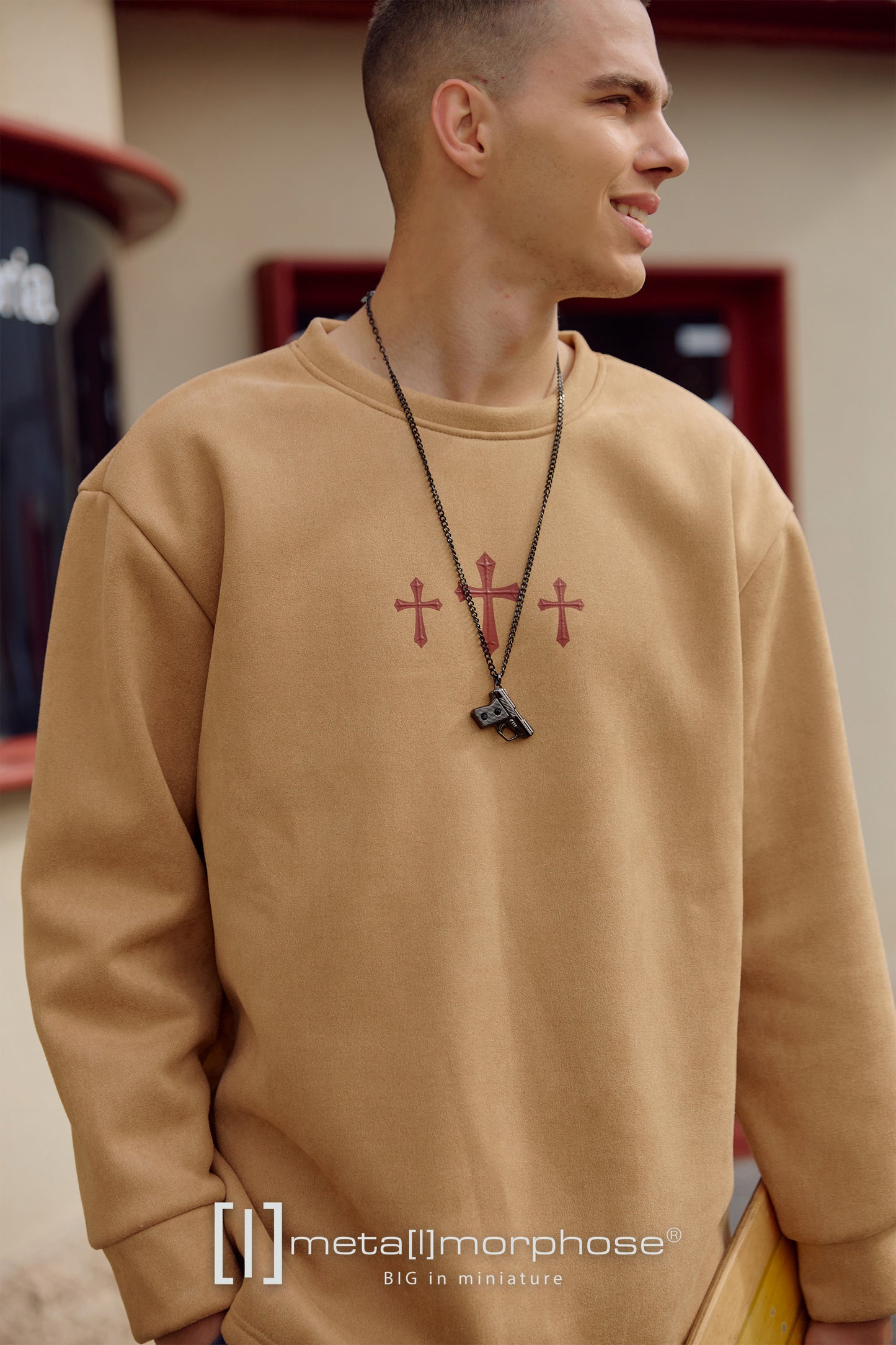 Pistol-shaped alloy sweater chain, fashionable, high-end, creative, exquisite birthday gift.