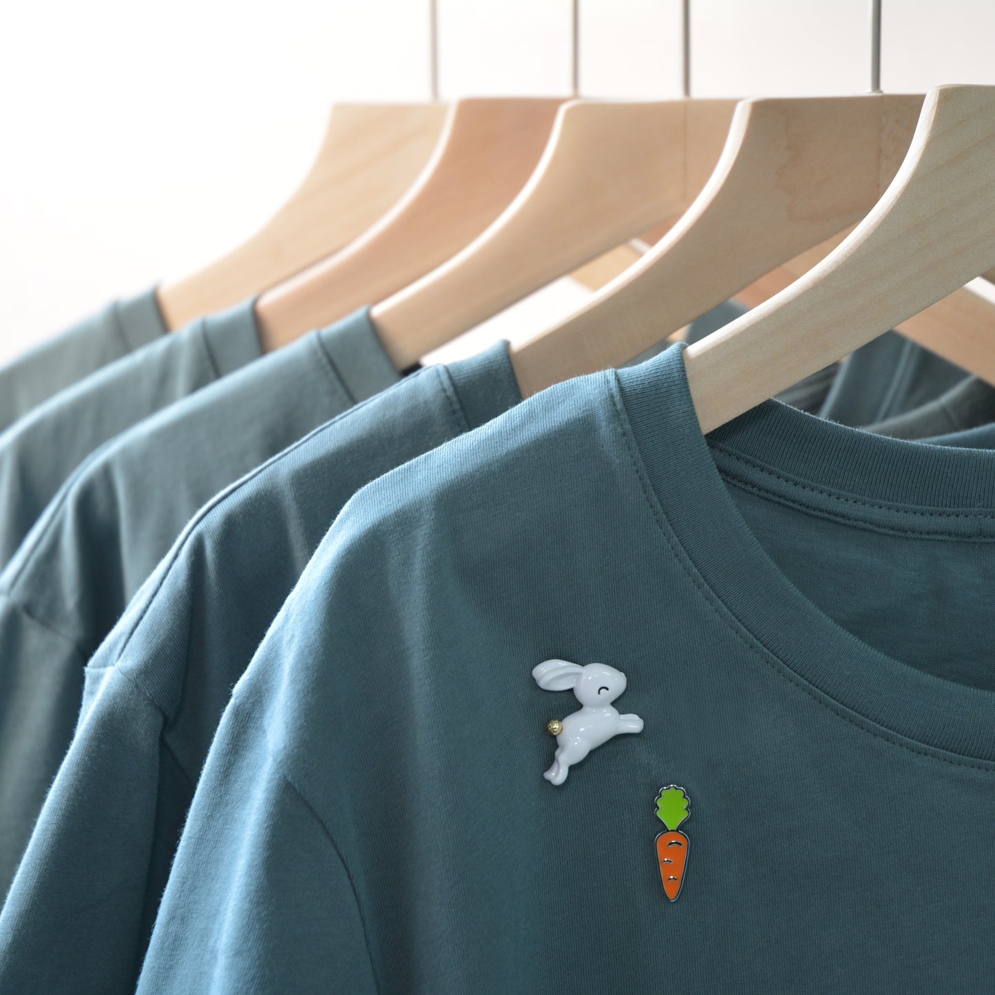 Fashion Brooch Big - Eared Cute Rabbit and Carrot, Alloy Brooch Pin, Lovely, High - end Birthday and Graduation Season Gift