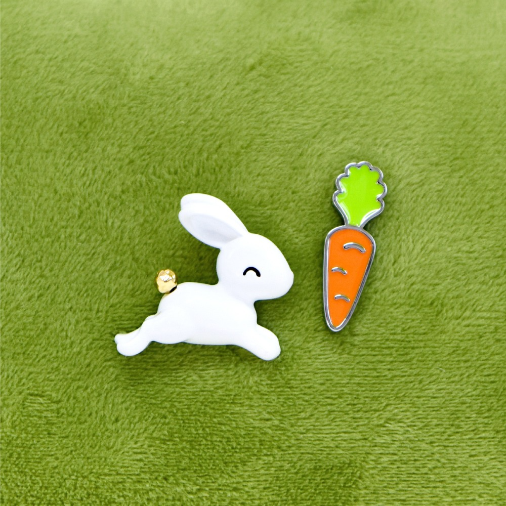 Fashion Brooch Big - Eared Cute Rabbit and Carrot, Alloy Brooch Pin, Lovely, High - end Birthday and Graduation Season Gift