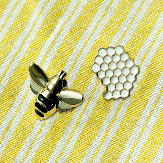 Fashion brooch pin badge bee and honeycomb. With an alloy texture, sweet style, exquisite brooch a high-end gift