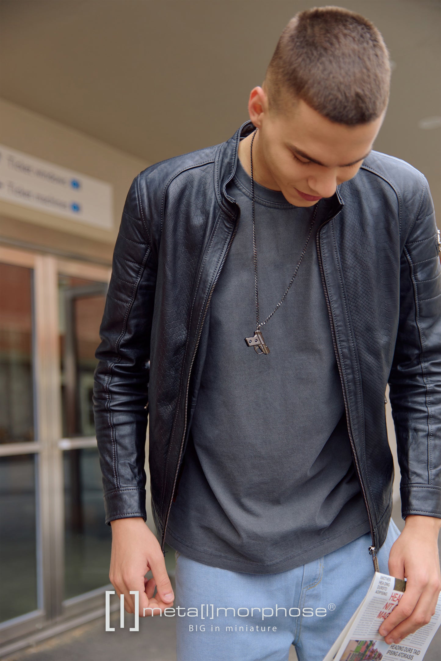 Pistol-shaped alloy sweater chain, fashionable, high-end, creative, exquisite birthday gift.