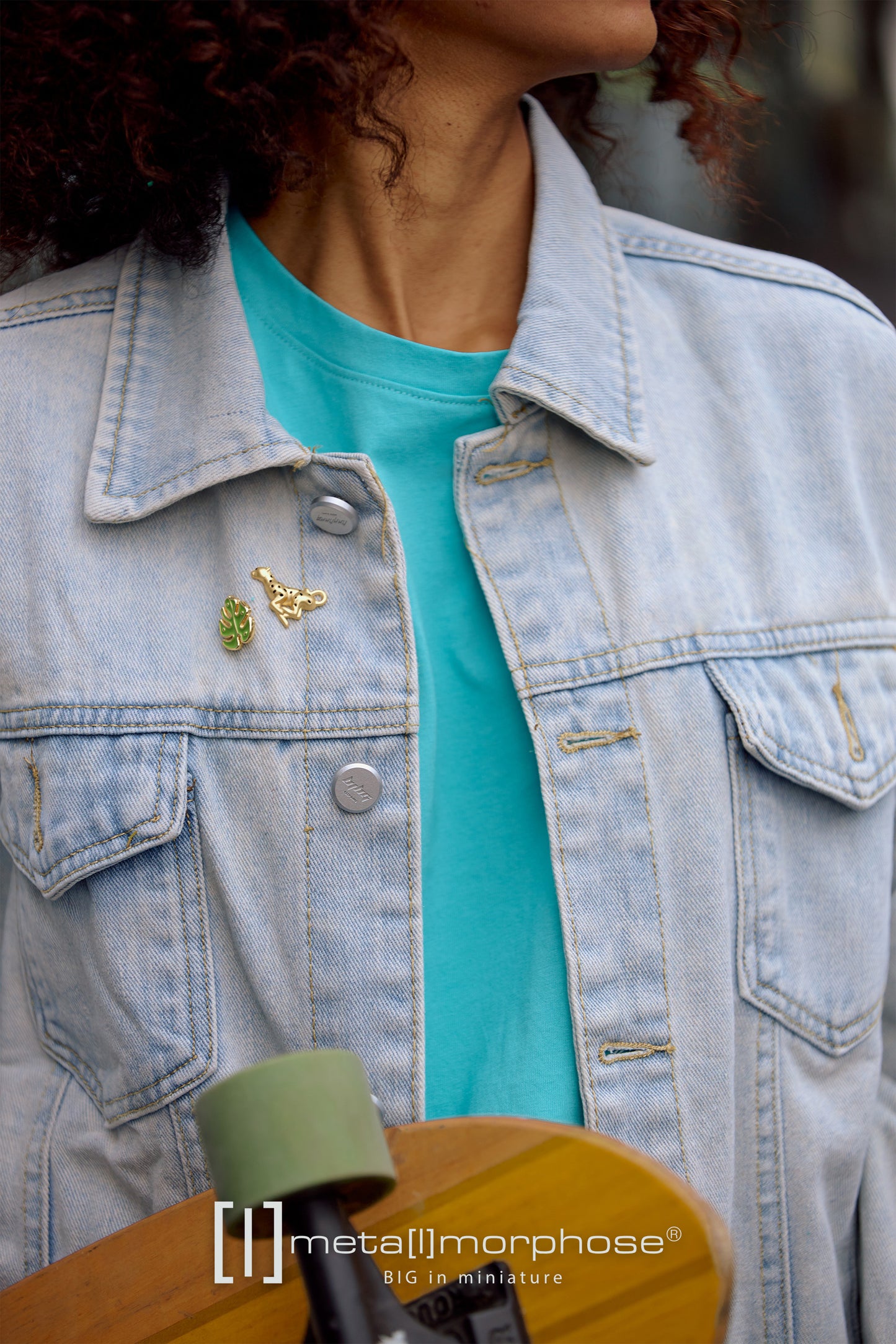 Fashion Brooch Cheetah and Tropical Leaves, Alloy Gold, Exquisite and Creative Brooch Pin, High - end Birthday Gift